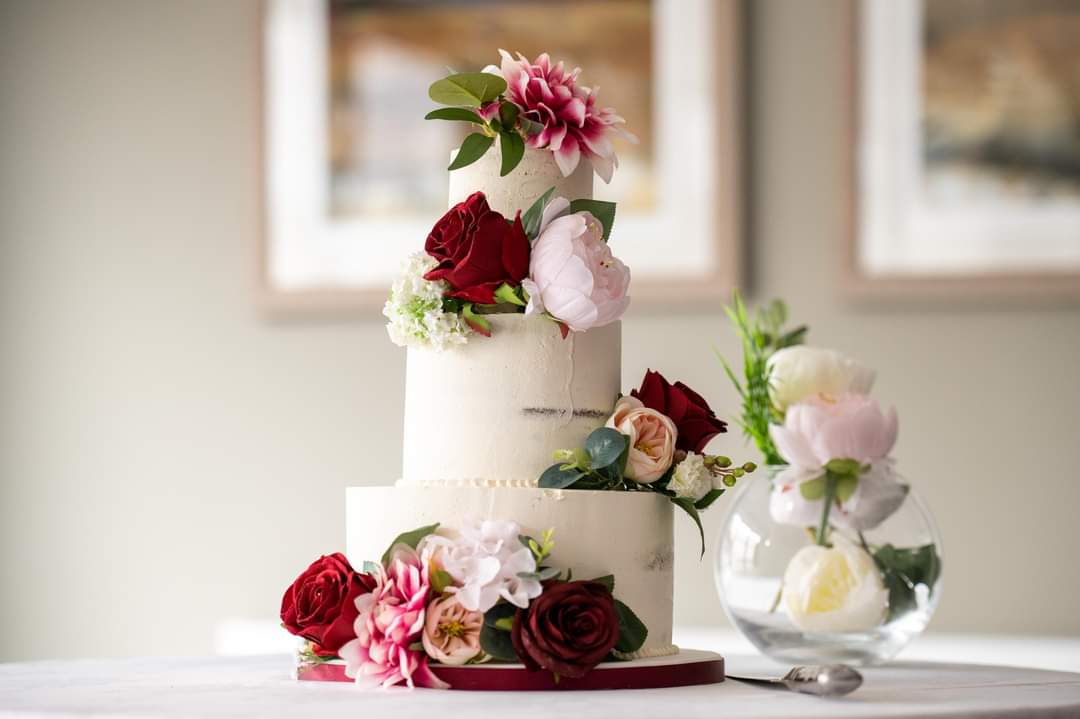 Fresh flower wedding cake