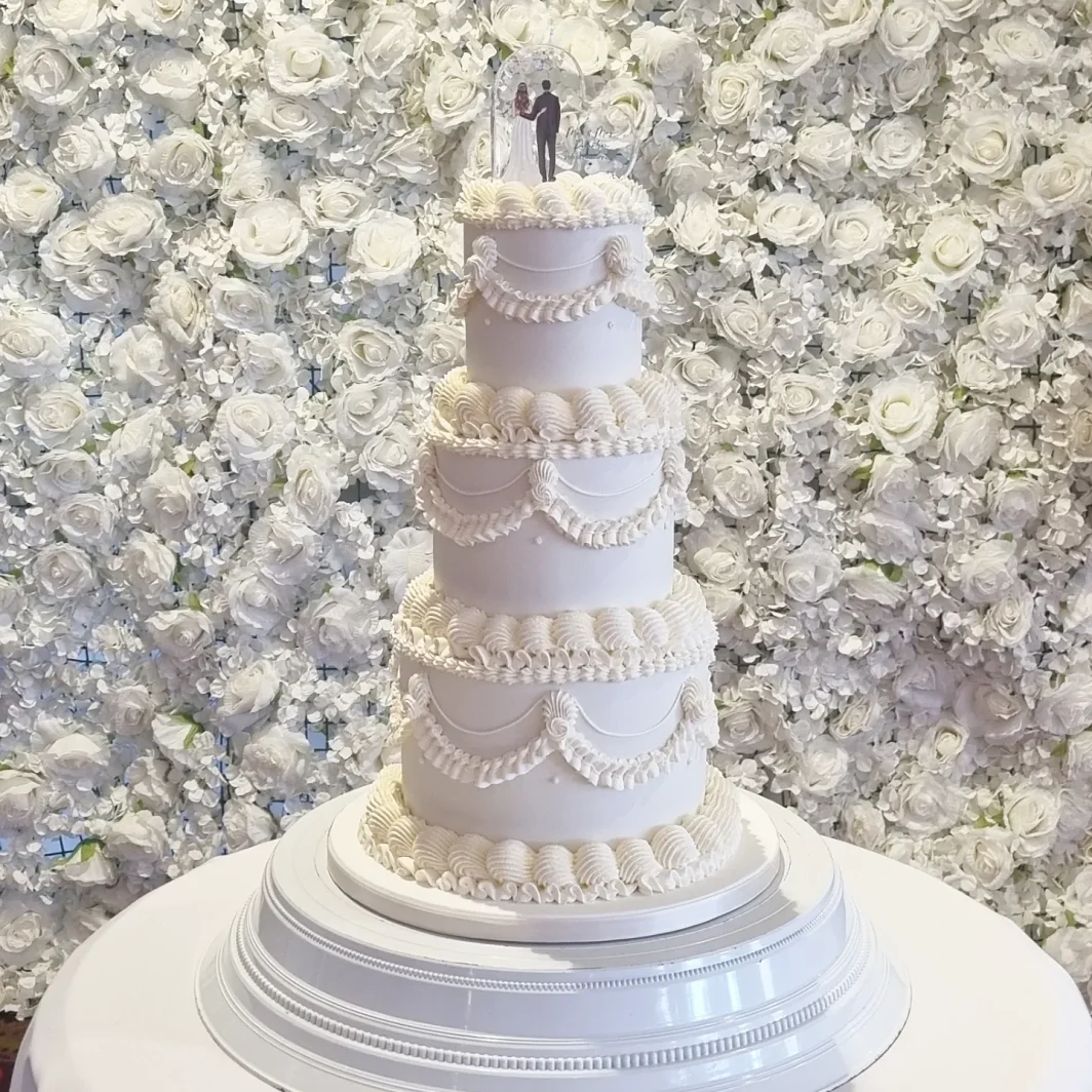 Piped Lambeth wedding cake